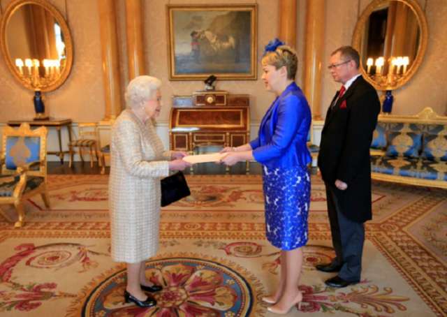 L`ambassadrice ukrainienne choque Buckingham Palace